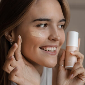 Lehký revitalizační BB krém s hroznovým kvasem a extraktem z mořského fenyklu 30 ml odstín 1